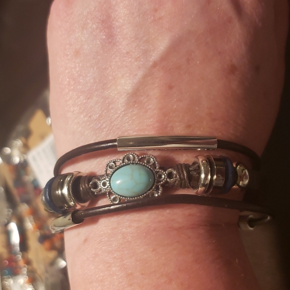 1 left Brown faux leather multi layered bracelet - Picture 6 of 8